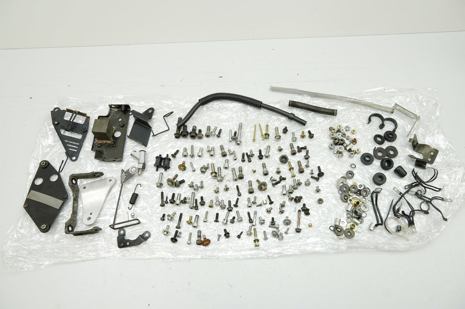 SUZUKI GSF 400 GK75B Bandit Schrauben Kleinteile Halter