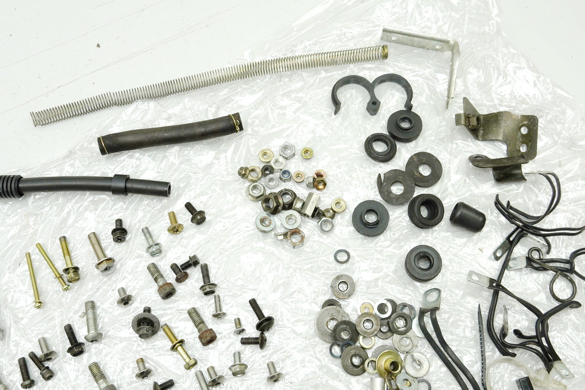 SUZUKI GSF 400 GK75B Bandit Tornillos Piezas pequeñas Soportes