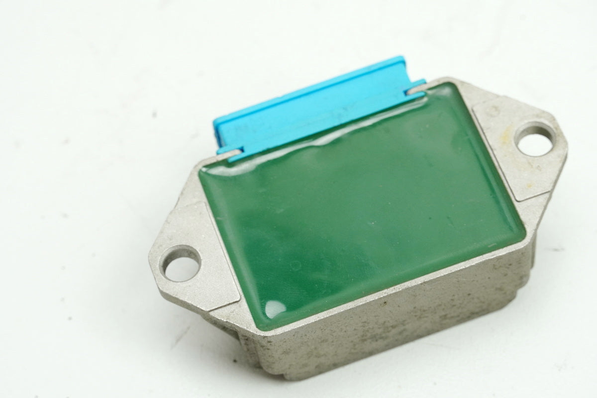 PIAGGIO SFERA 50 C01 Regulador de voltaje original Regulador rectificador