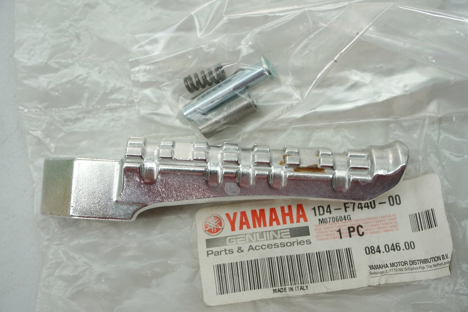 Yamaha Fußraste Sozius rechts Halterung original 1D4-F7440-00 DT XT - NEU