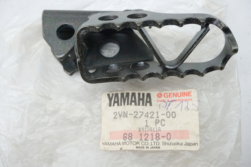 Yamaha Footpeg Rider Right Footrest original 2VN-27421-00 DT TDR YZ - NEW