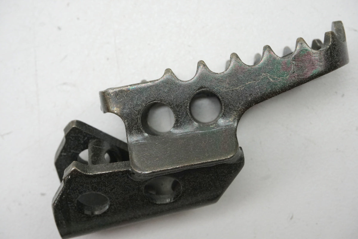 Yamaha Footpeg Rider Right Footrest original 2VN-27421-00 DT TDR YZ - NEW