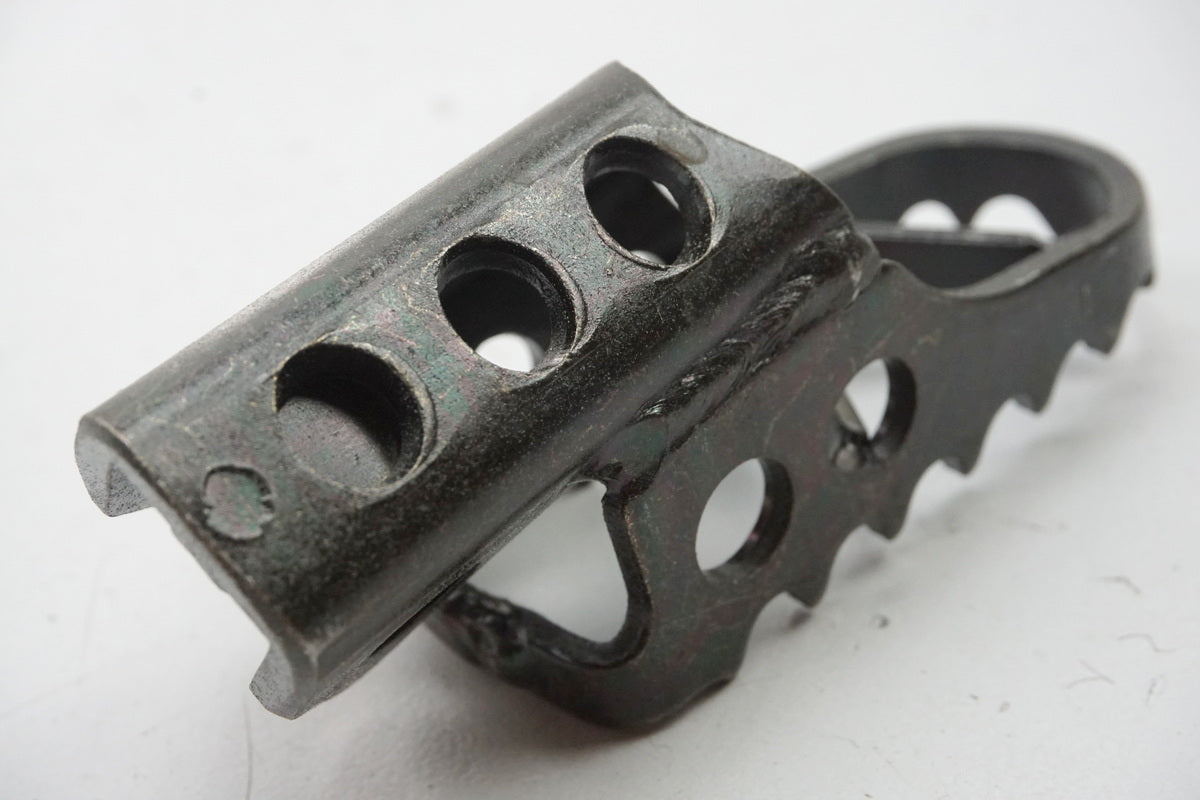 Yamaha Footpeg Rider Right Footrest original 2VN-27421-00 DT TDR YZ - NEW