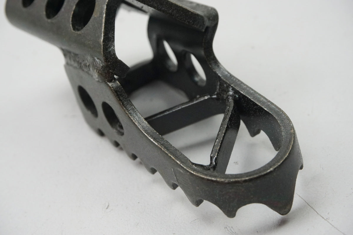 Yamaha Footpeg Rider Right Footrest original 2VN-27421-00 DT TDR YZ - NEW