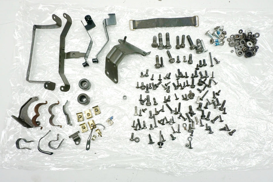 SUZUKI UH 125 BP BURGMAN K2-K6 Tornillos y piezas pequeñas para carenado, etc.