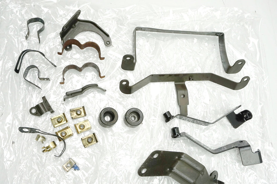 SUZUKI UH 125 BP BURGMAN K2-K6 Tornillos y piezas pequeñas para carenado, etc.