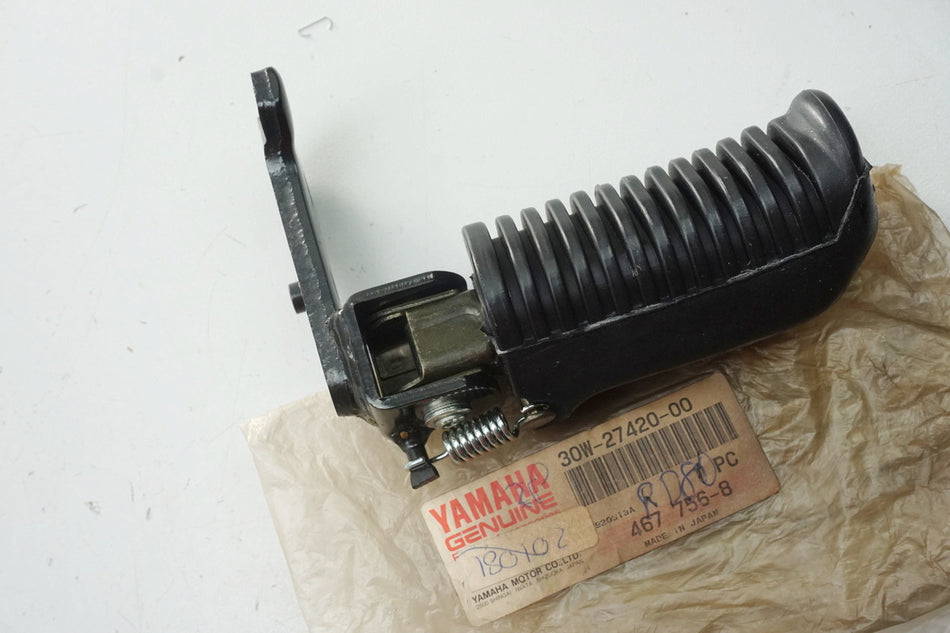 Yamaha Footpeg Rider Right Footrest Original 30W-27420-00 RD75LC - NEW