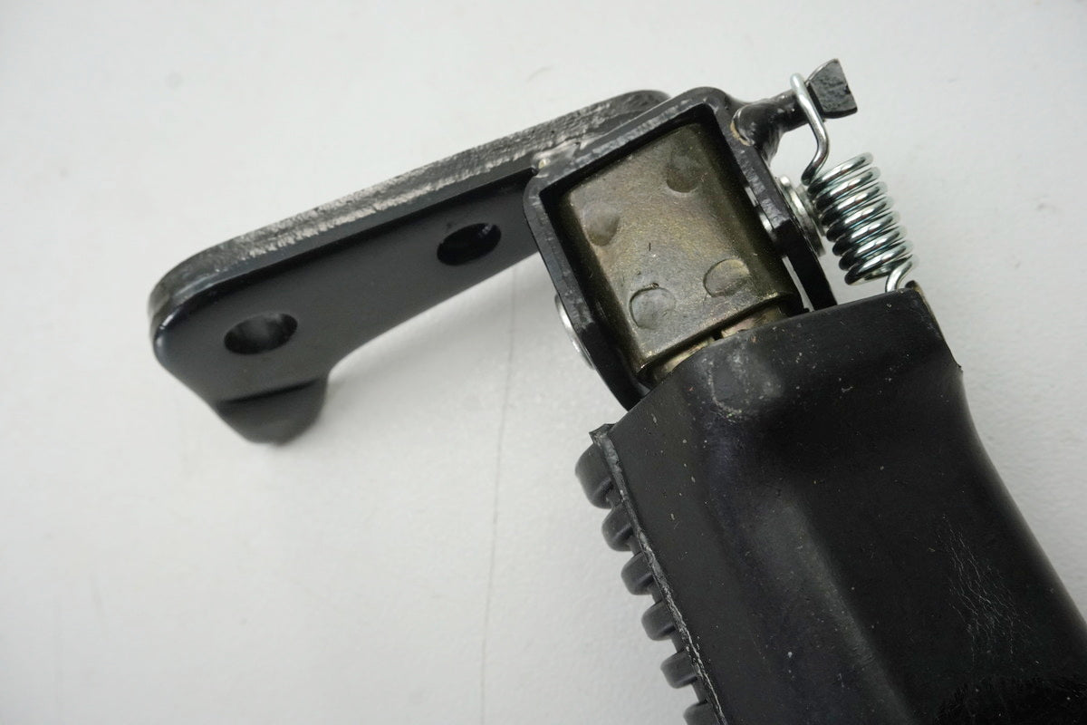 Yamaha Footpeg Rider Right Footrest Original 30W-27420-00 RD75LC - NEW