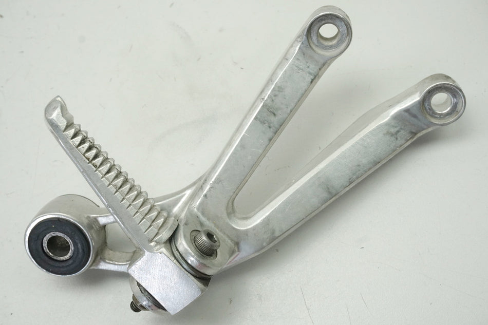 YAMAHA YZF R1 RN01 Estribera reposapiés pasajero derecho soporte reposapiés 98-99