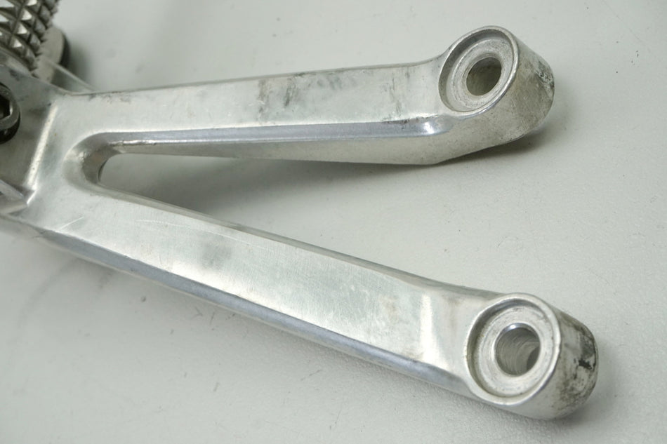 YAMAHA YZF R1 RN01 Estribera reposapiés pasajero derecho soporte reposapiés 98-99