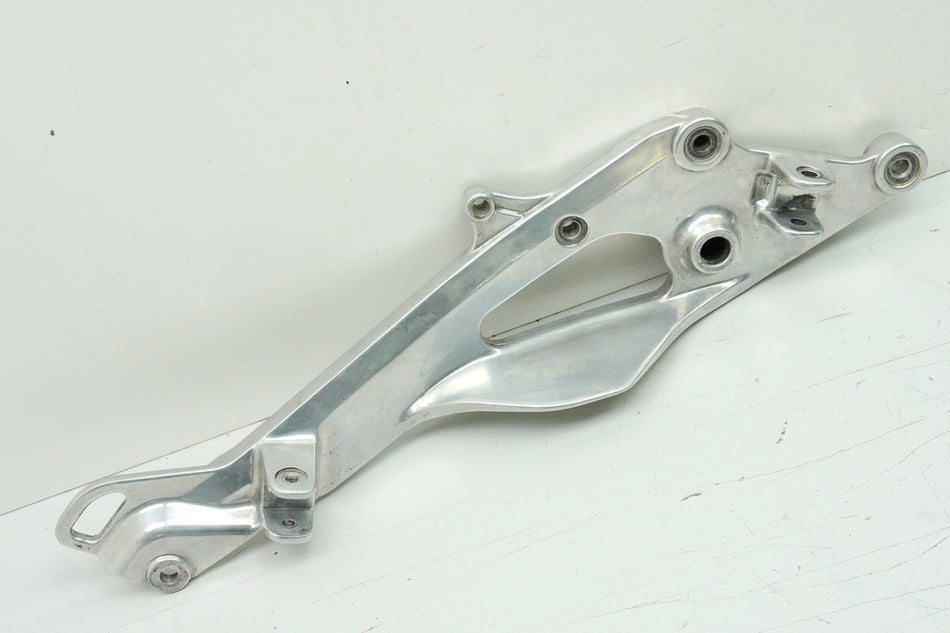 YAMAHA TDM 900 RN08 Placa reposapiés derecha Soporte reposapiés Portareposapiés