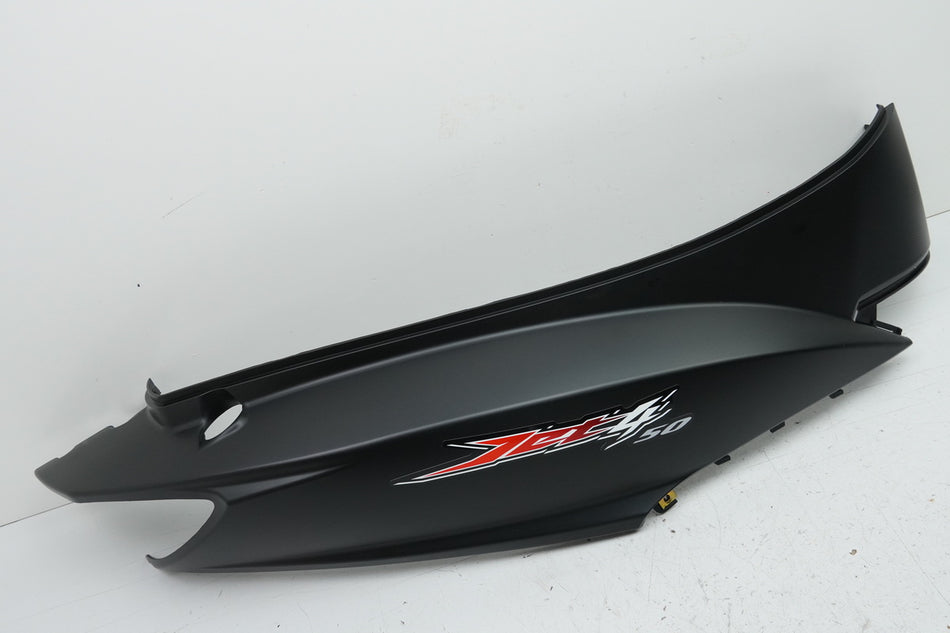 SYM Jet 4 50 AD05W8 Revestimiento trasero derecho Cubierta Tapa Embellecedor SÓLO 781 km