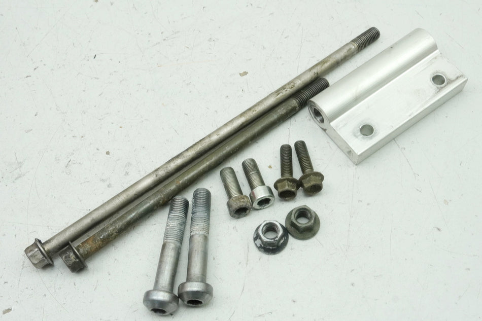 YAMAHA TDM 900 RN08 Soporte Motor Eje Tornillos Perno Soporte de motor