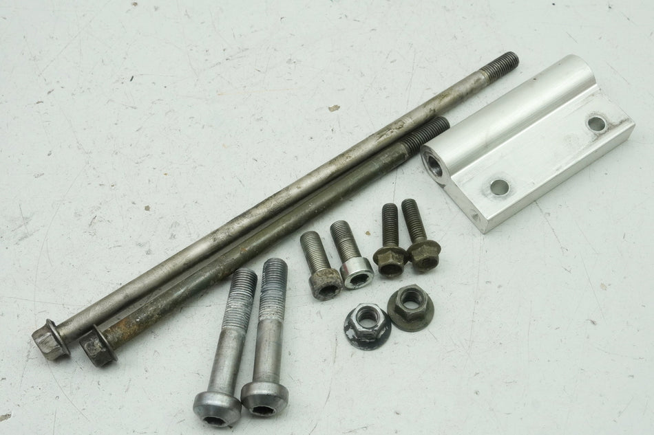 YAMAHA TDM 900 RN08 Soporte Motor Eje Tornillos Perno Soporte de motor