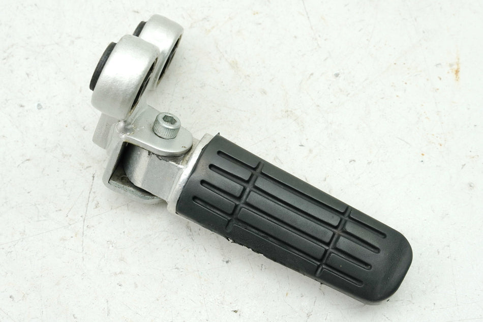 YAMAHA GTS 1000 4BH Reposapiés del conductor derecho Soporte Reposapiés
