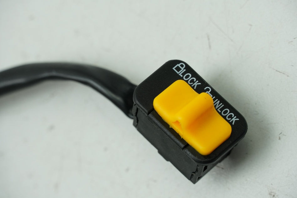 SYM Jet 4 50 AD05W8 interruptor de control de arranque en el compartimento del casco SÓLO 781 km