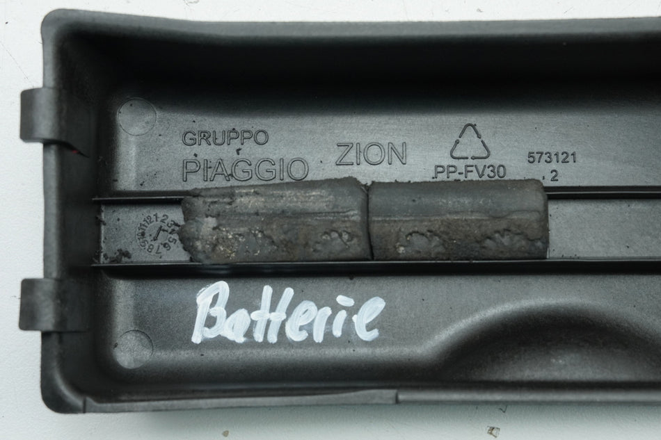 VESPA LX 50 2 ZAPC38101 Tapa de batería, compartimento de batería, caja de batería, tapa de batería 576017