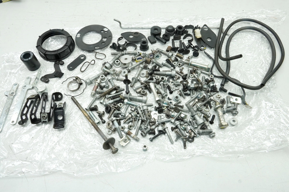 APRILIA RS 125 RS4 ZD4TW Tornillos Tuercas Soportes Pequeñas piezas para chasis bastidor