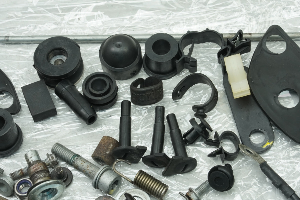 APRILIA RS 125 RS4 ZD4TW Tornillos Tuercas Soportes Pequeñas piezas para chasis bastidor
