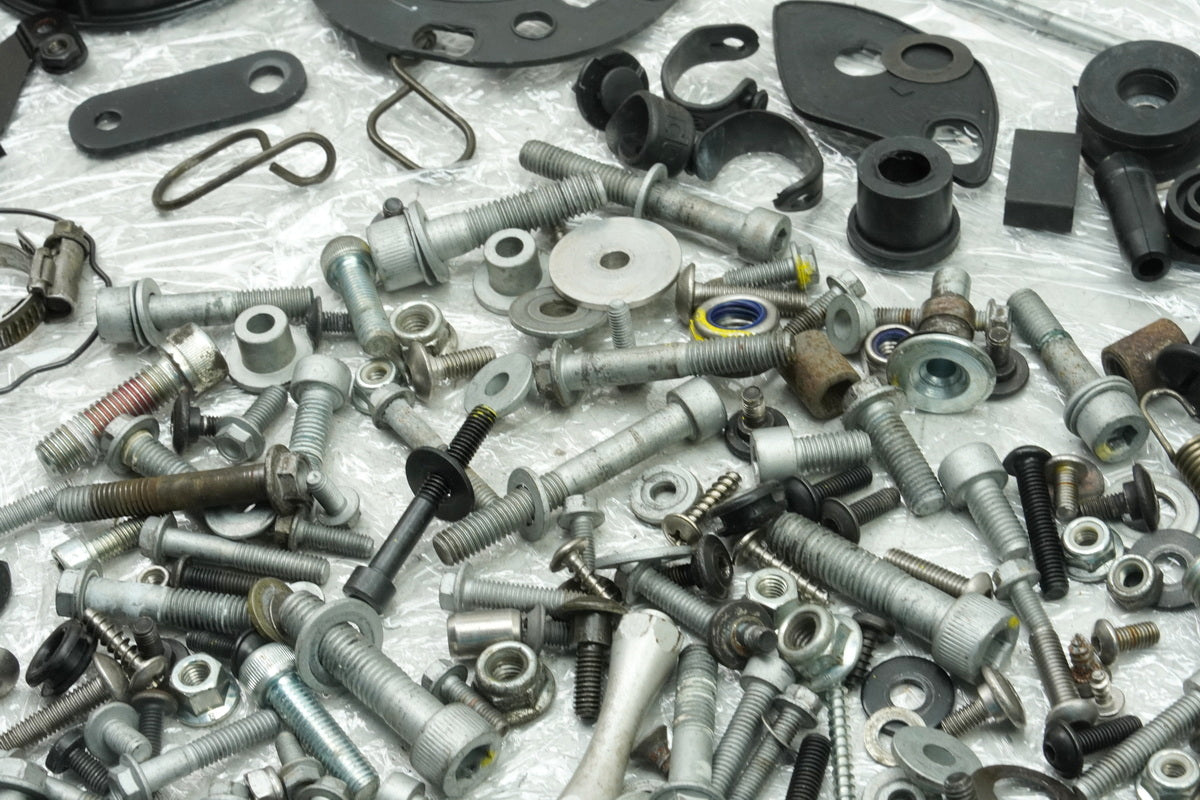 APRILIA RS 125 RS4 ZD4TW Tornillos Tuercas Soportes Pequeñas piezas para chasis bastidor