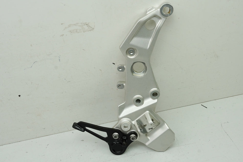 BMW F 850 GS 750 K80 K81 K82 Fußrastenplatte Fahrer rechts Halter Fußraste