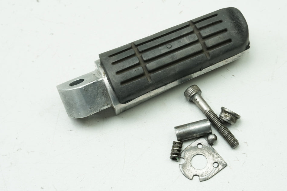 YAMAHA TDM 900 RN08 Estribera trasera derecha original para acompañante (para placa de estribera)