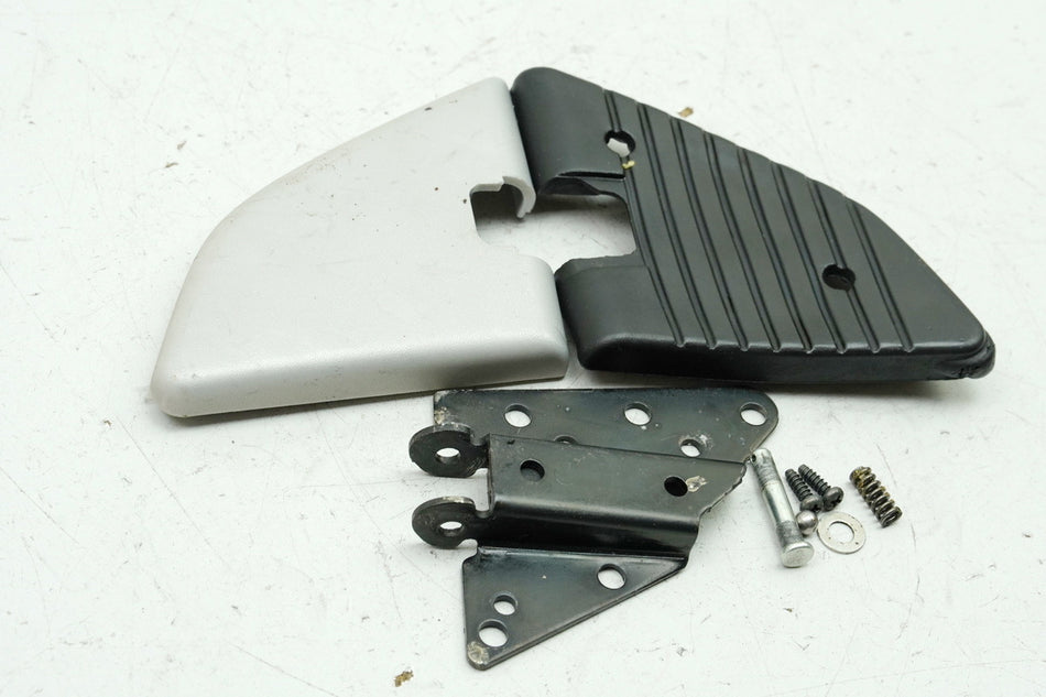 HONDA SH 125 JF23 Fußraste Sozius rechts Halter Halteplatte Gummi