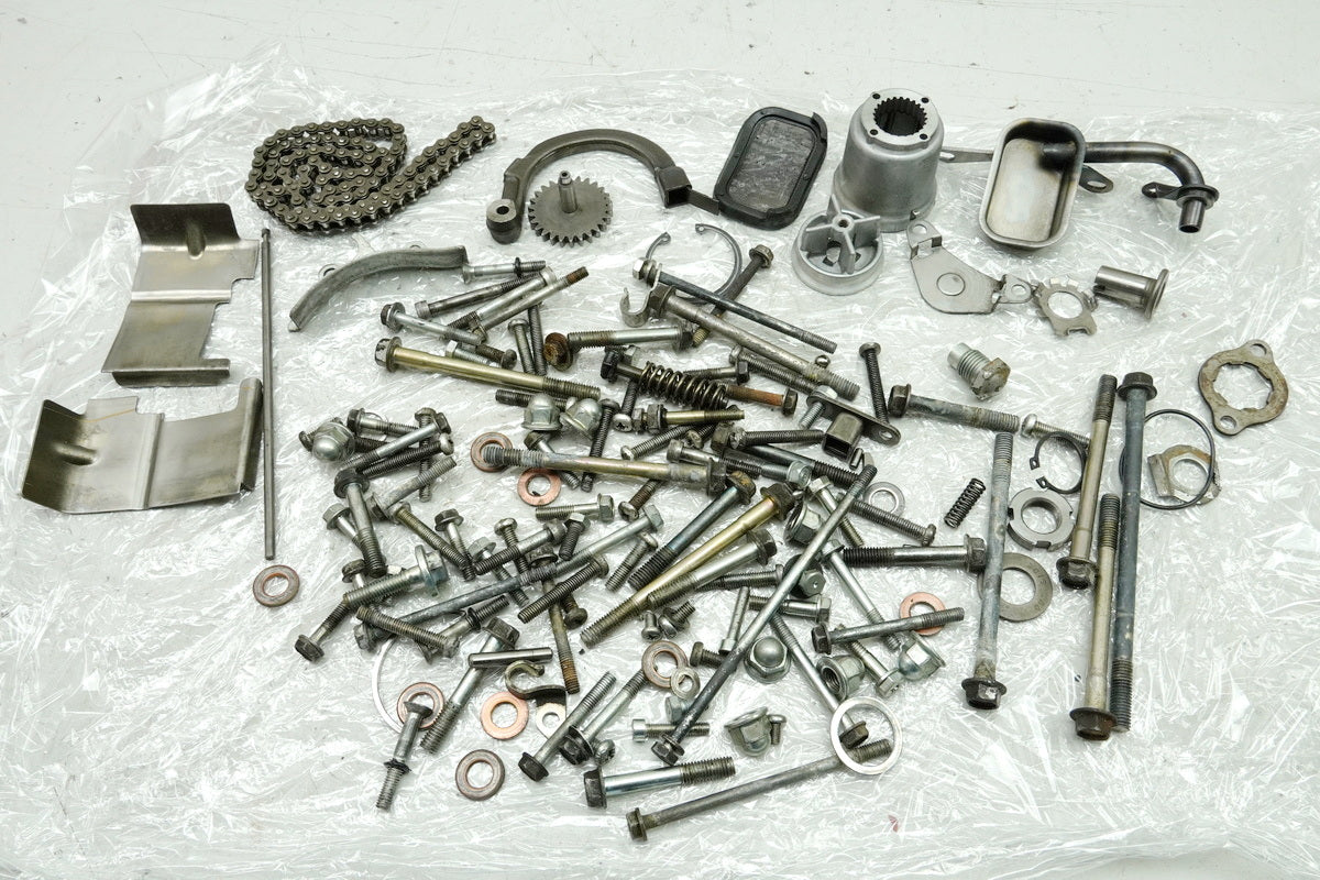HONDA CB 250 G CB250G Screws Small Parts Nuts Brackets (Engine Casing) 74-77