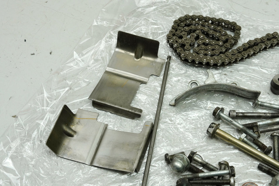 HONDA CB 250 G CB250G Schrauben Kleinteile Muttern Halter (Motor Gehäuse) 74-77
