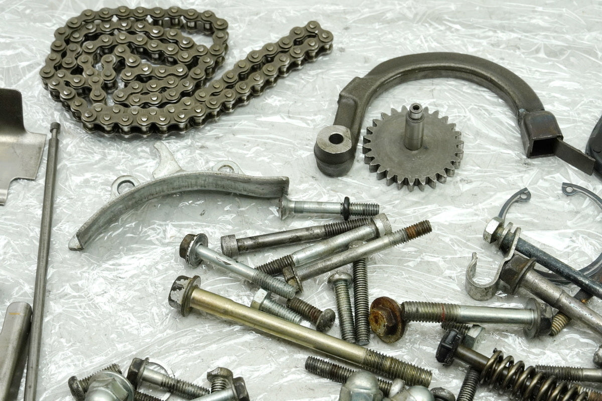 HONDA CB 250 G CB250G Screws Small Parts Nuts Brackets (Engine Casing) 74-77