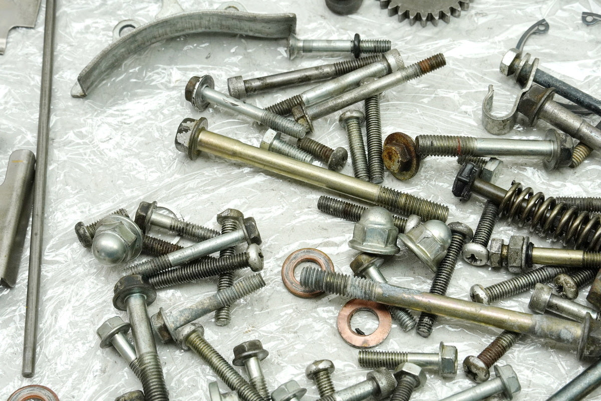 HONDA CB 250 G CB250G Screws Small Parts Nuts Brackets (Engine Casing) 74-77