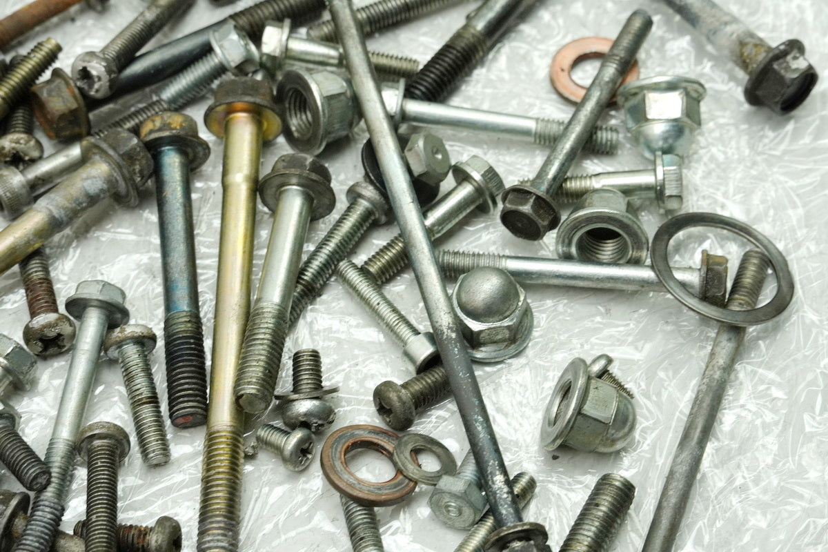 HONDA CB 250 G CB250G Screws Small Parts Nuts Brackets (Engine Casing) 74-77