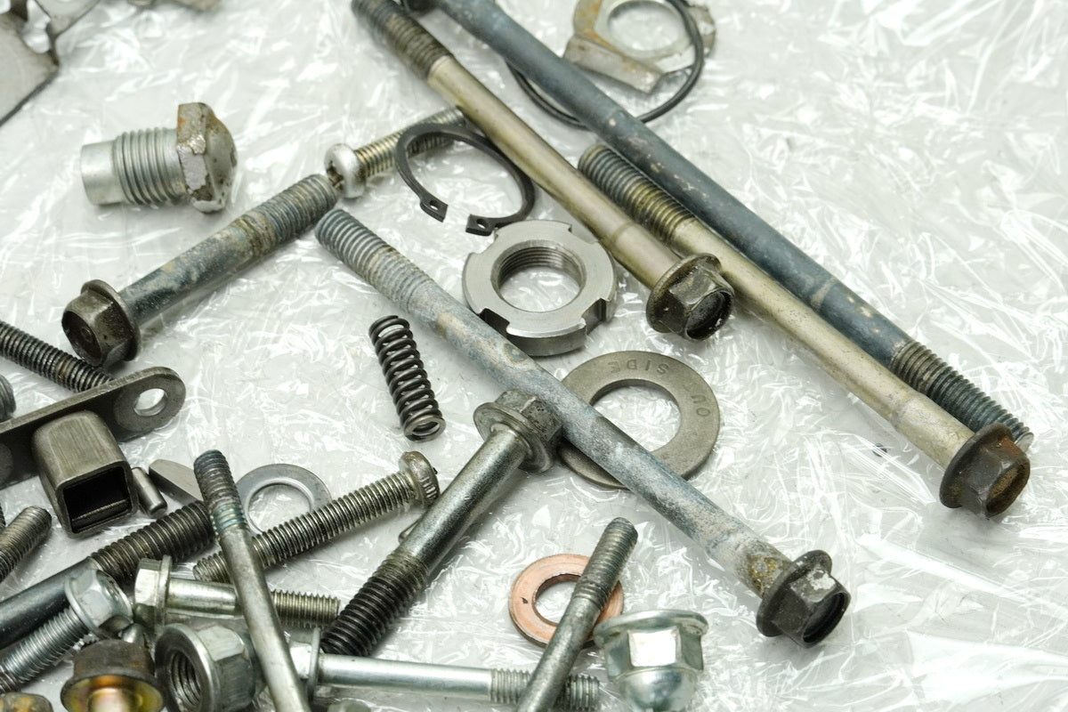 HONDA CB 250 G CB250G Screws Small Parts Nuts Brackets (Engine Casing) 74-77