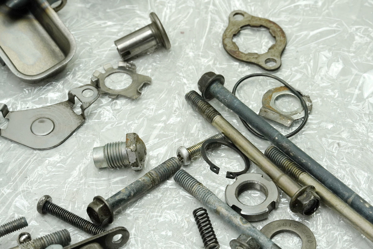 HONDA CB 250 G CB250G Screws Small Parts Nuts Brackets (Engine Casing) 74-77