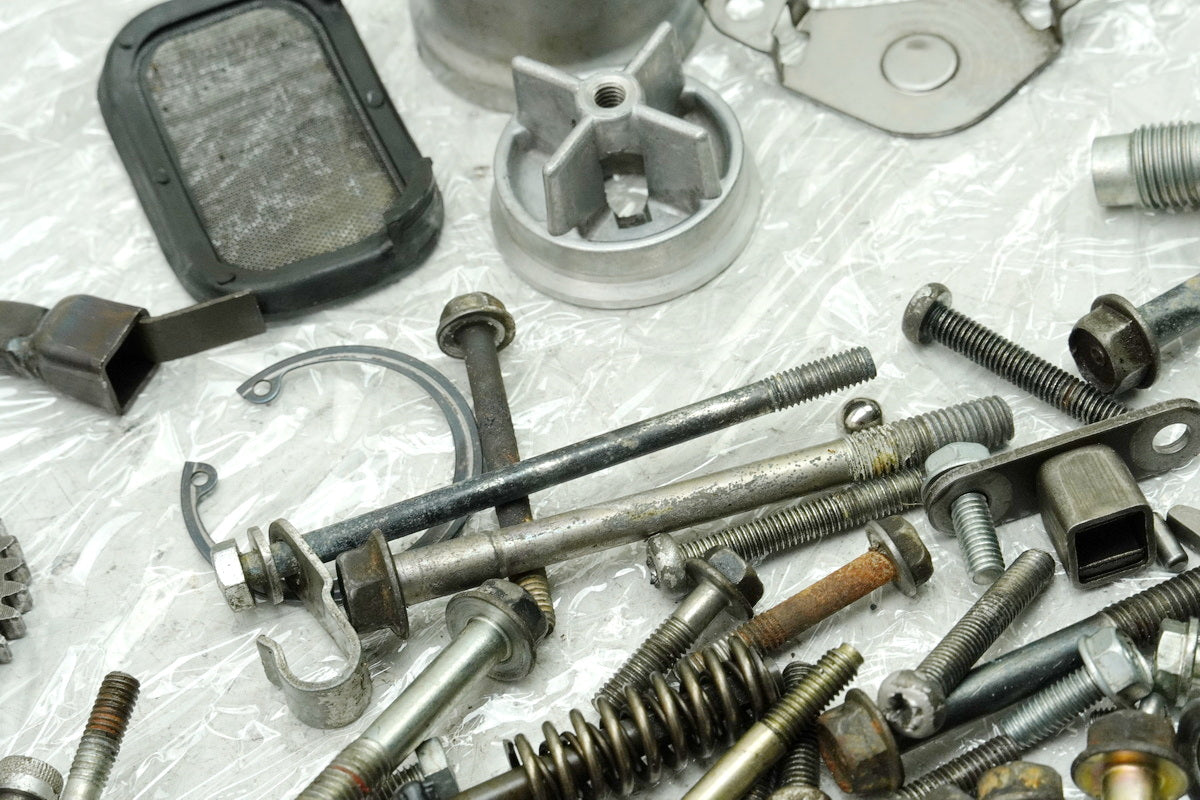 HONDA CB 250 G CB250G Screws Small Parts Nuts Brackets (Engine Casing) 74-77