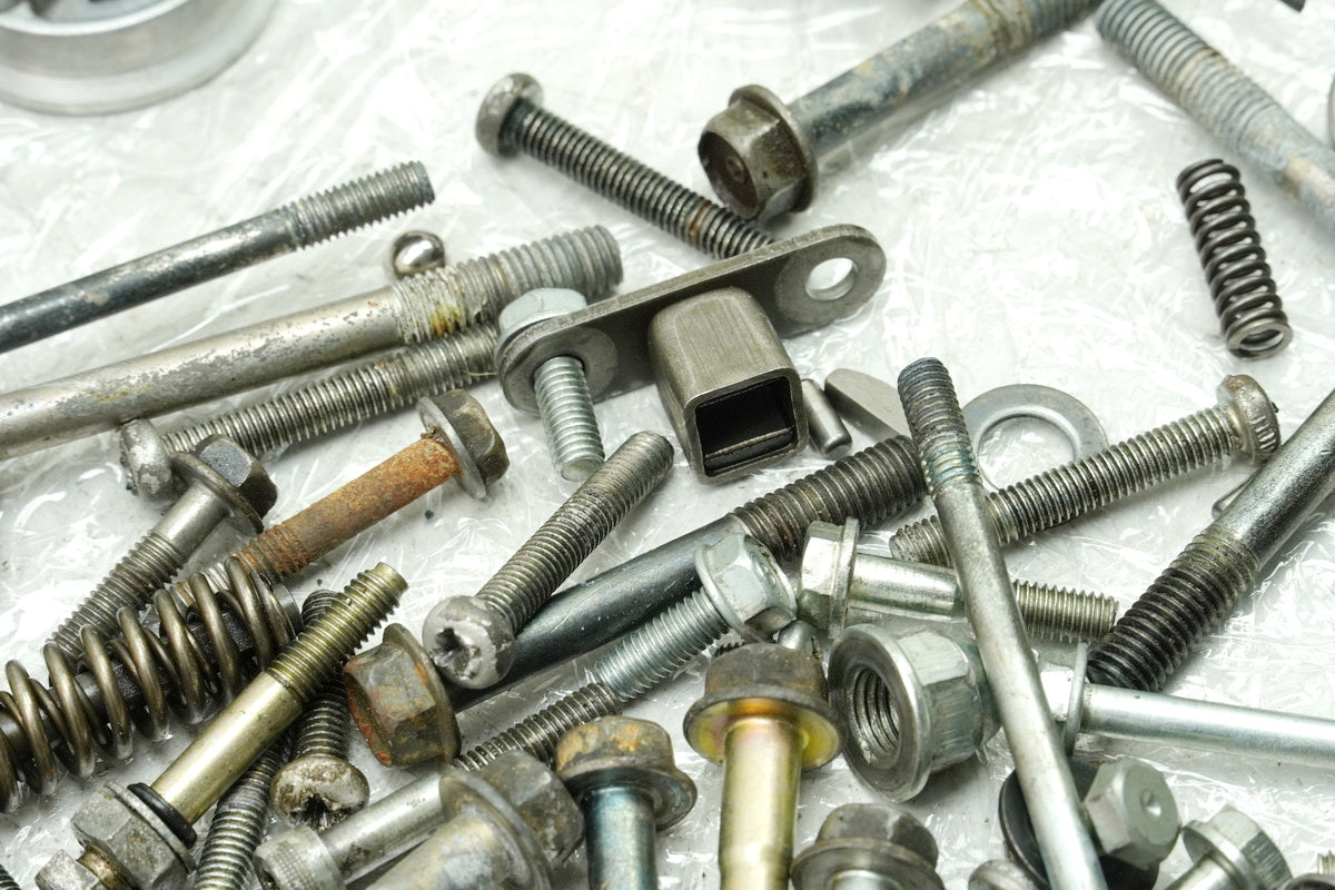 HONDA CB 250 G CB250G Screws Small Parts Nuts Brackets (Engine Casing) 74-77