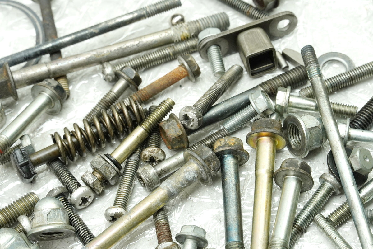 HONDA CB 250 G CB250G Screws Small Parts Nuts Brackets (Engine Casing) 74-77