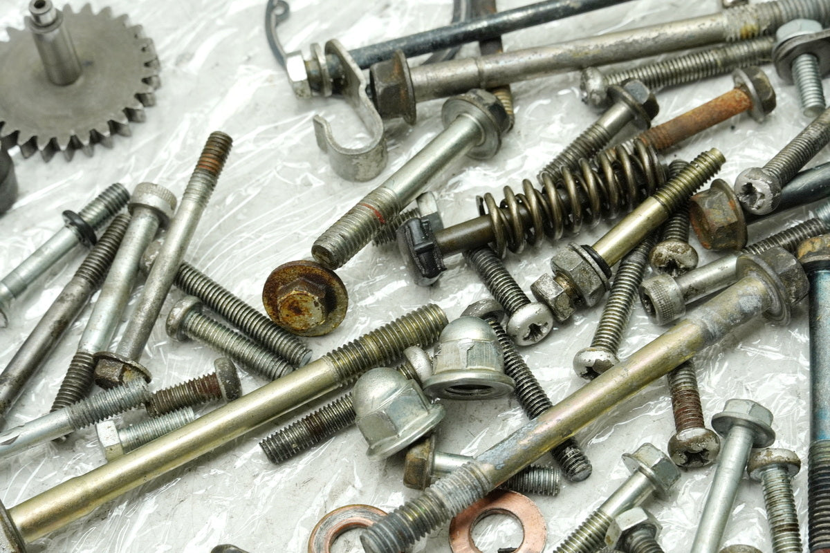 HONDA CB 250 G CB250G Screws Small Parts Nuts Brackets (Engine Casing) 74-77