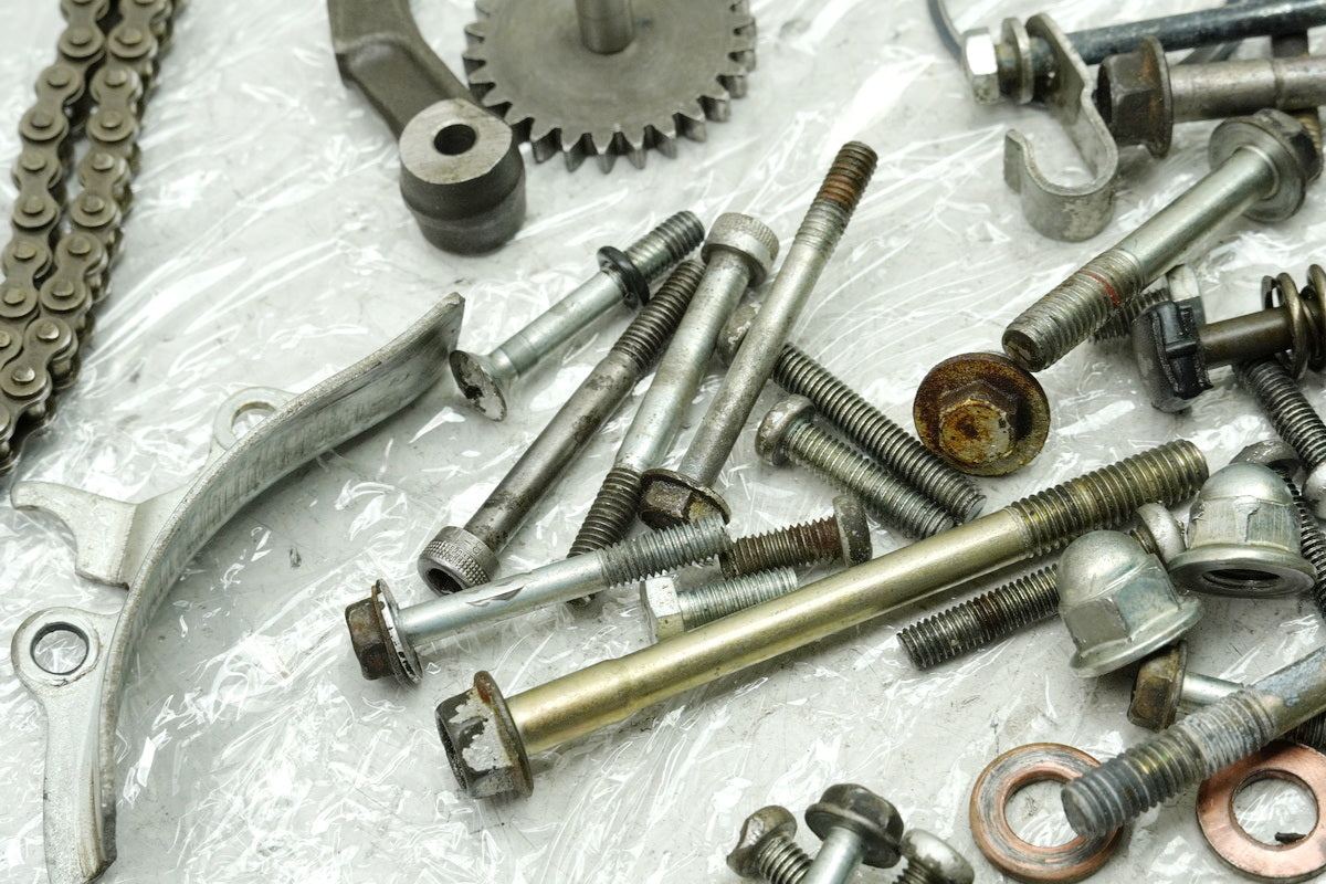 HONDA CB 250 G CB250G Screws Small Parts Nuts Brackets (Engine Casing) 74-77