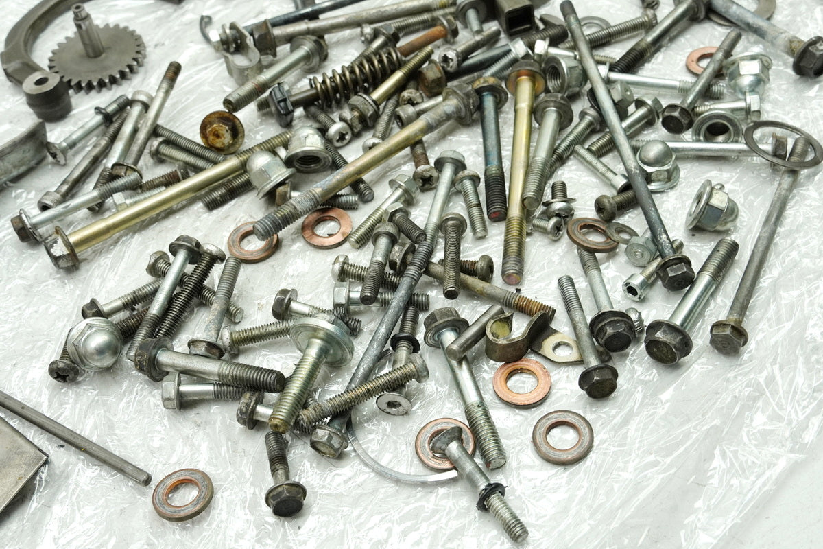HONDA CB 250 G CB250G Screws Small Parts Nuts Brackets (Engine Casing) 74-77