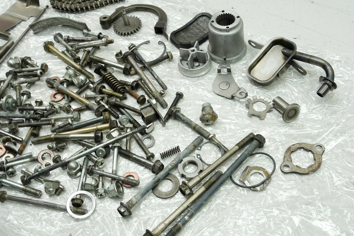 HONDA CB 250 G CB250G Screws Small Parts Nuts Brackets (Engine Casing) 74-77