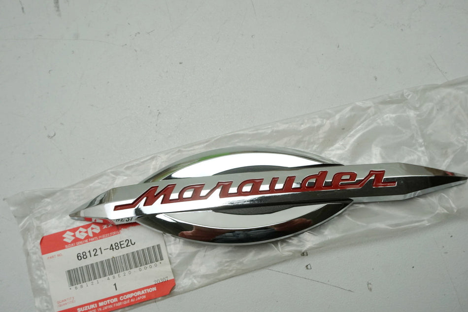 Suzuki Emblema de depósito original 68121-48E20 VZ800 Marauder - NUEVO
