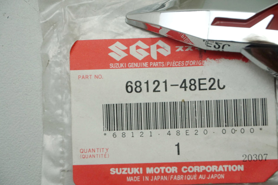 Suzuki Emblema de depósito original 68121-48E20 VZ800 Marauder - NUEVO