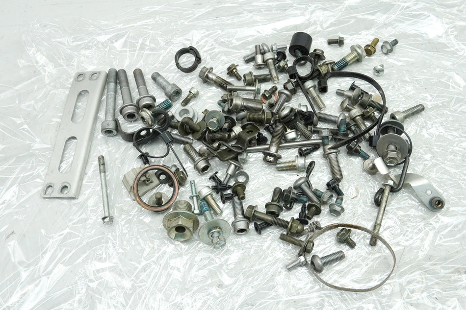 SUZUKI GSXR 1000 WVB6 K5 K6 Tornillos Pequeñas piezas para chasis carenado