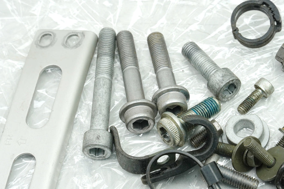 SUZUKI GSXR 1000 WVB6 K5 K6 Tornillos Pequeñas piezas para chasis carenado
