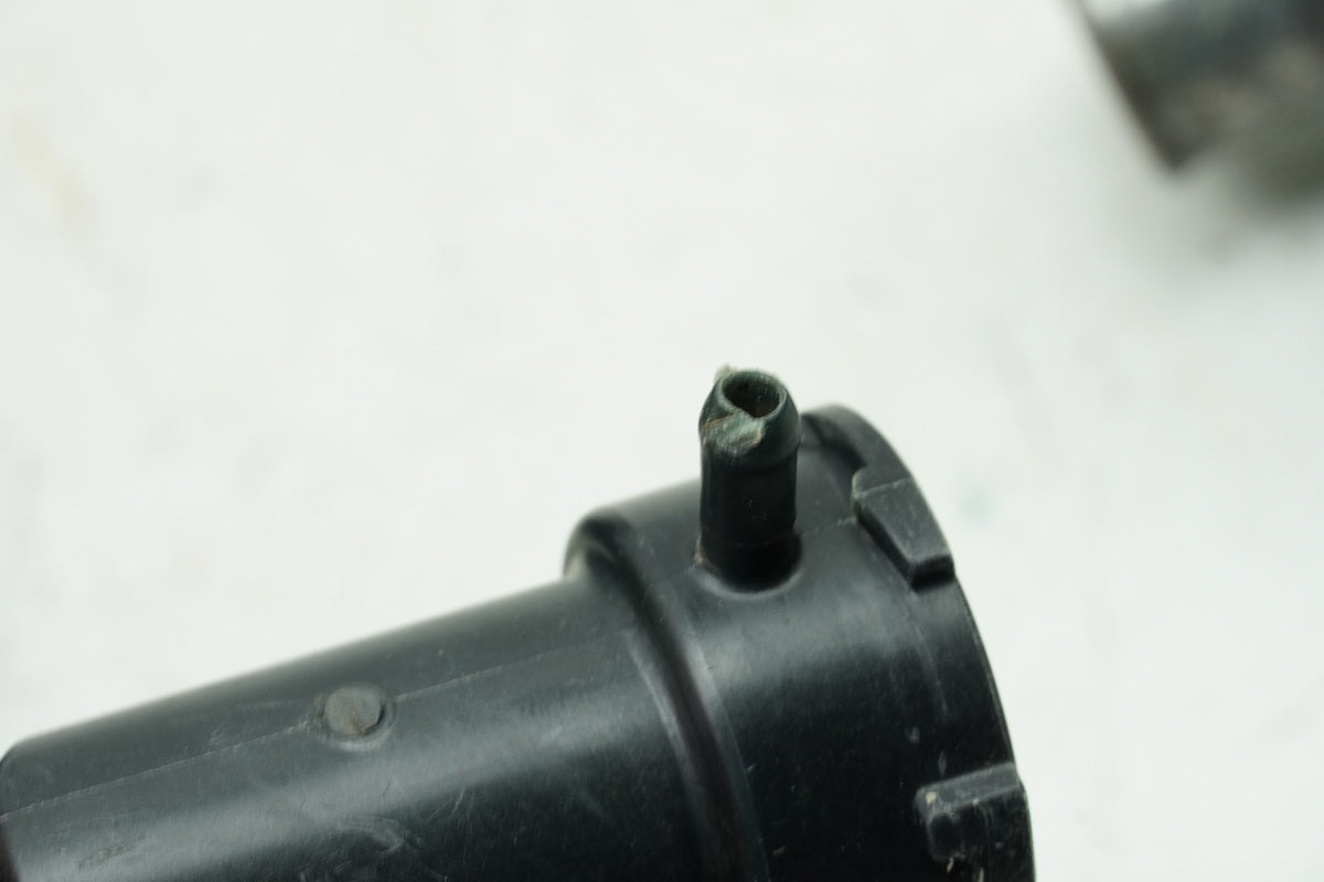 KAWASAKI ZZR 1100 D ZXT10D G Filler Neck Radiator Thermostat Housing