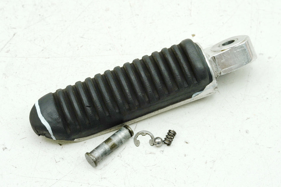 SUZUKI GSX 600 F AJ Fußraste Sozius links Footrest