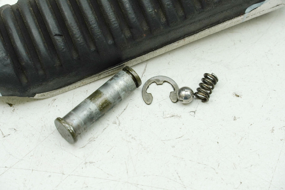 SUZUKI GSX 600 F AJ Fußraste Sozius links Footrest