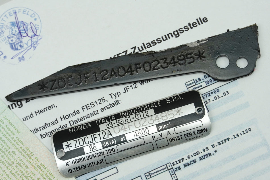 HONDA FES 125 JF12 PANTHEON Chasis y permiso de circulación Placa de identificación del cabezal del chasis