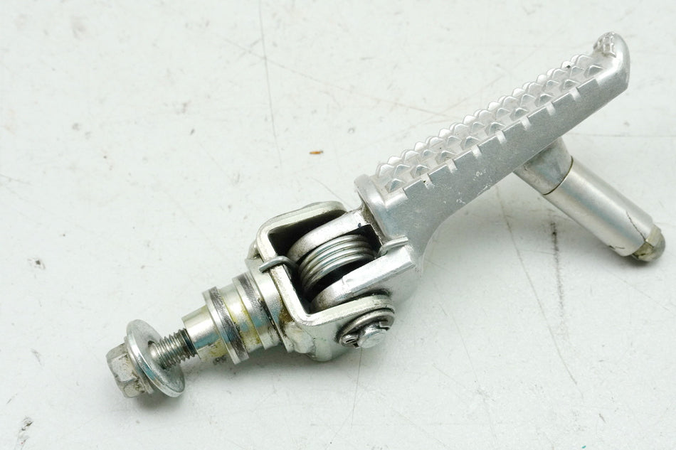 HONDA CB 125 R JC91 Estribera delantera derecha original para conductor, soporte articulado, alojamiento
